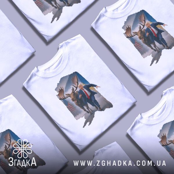 Фотографія білої футболки з принтом "Трамп на Алясці" на моделі.