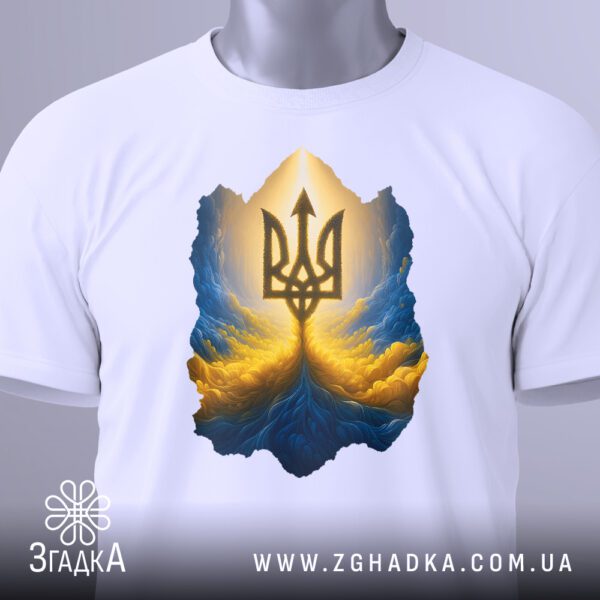 Крупний план принта "тризуб енергія нації" на білій футболці, що детально показує ілюстрацію.
