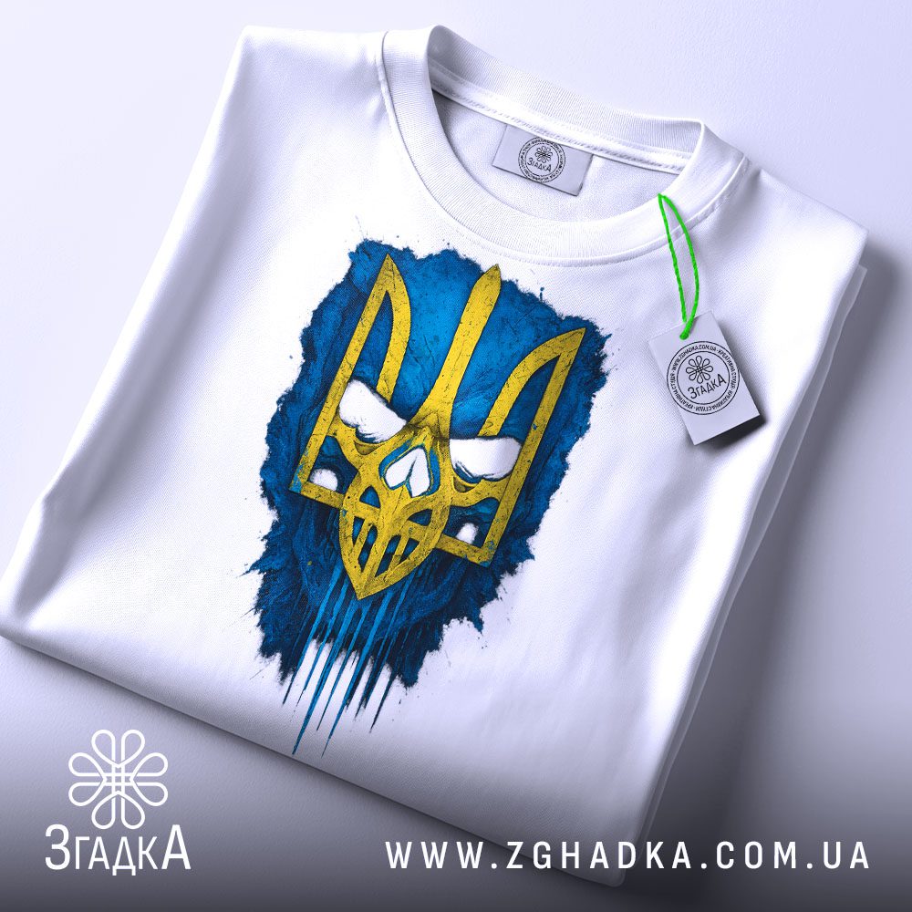 Біла футболка з принтом «Тризуб синьо жовтий» на моделі.