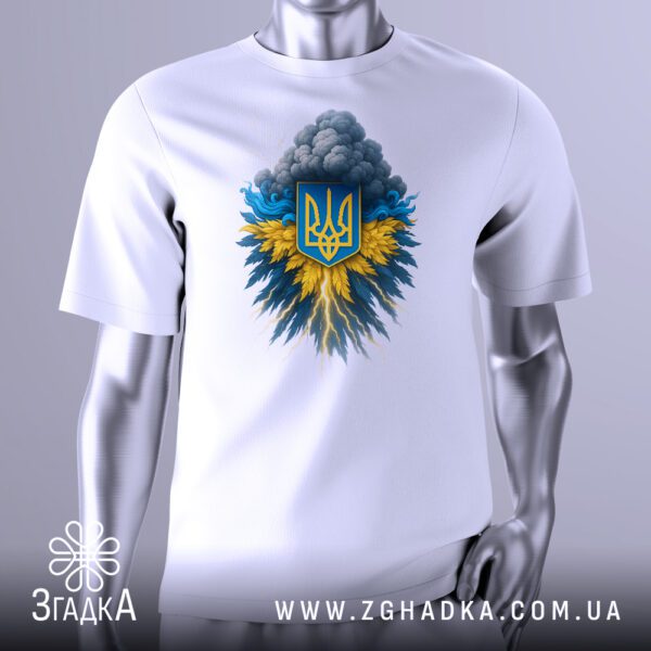 Біла футболка з графічним принтом у центрі. На принті зображено тризуб України, оточений хмарами, блискавками та соняшниками.