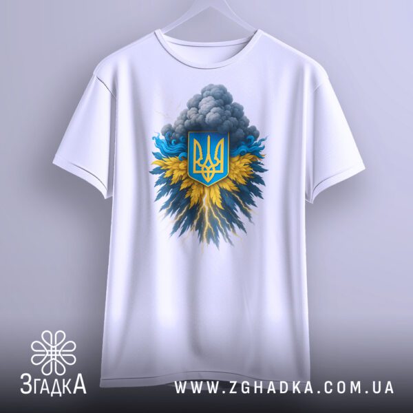 Біла футболка з принтом "тризуб з хмарами", що висить на білих плічках, демонструючи дизайн.