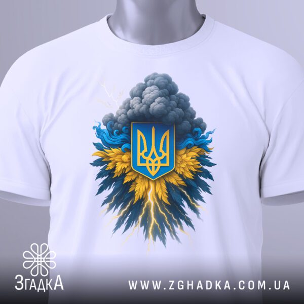 Крупний план принта "тризуб з хмарами" на білій футболці, що детально показує ілюстрацію.