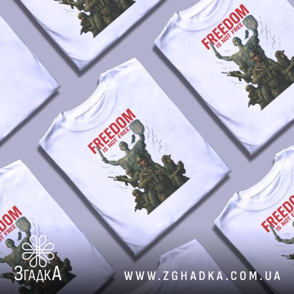 Біла футболка з принтом «Військові герої України», складена на поверхні.