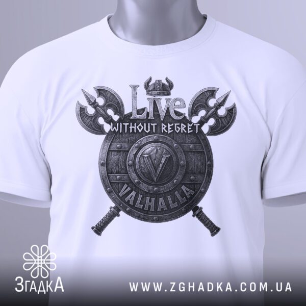 Біла футболка з принтом «Вікінг стиль Вальхалла» на моделі, вид збоку. Джерела й пов’язаний контент