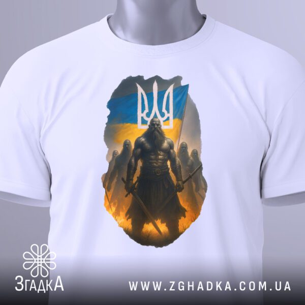 Крупний план принта "воїн захисник України" на білій футболці, що детально показує ілюстрацію.