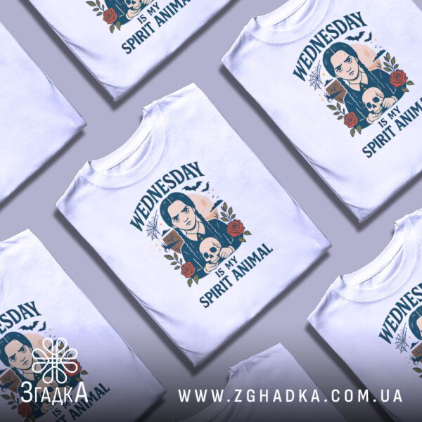 Кілька білих футболок з принтом "Wednesday Adams череп", складені стопкою або розкладені поруч на світлому фоні.