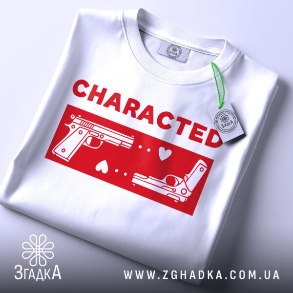 Біла футболка з принтом «Characted» на манекені.