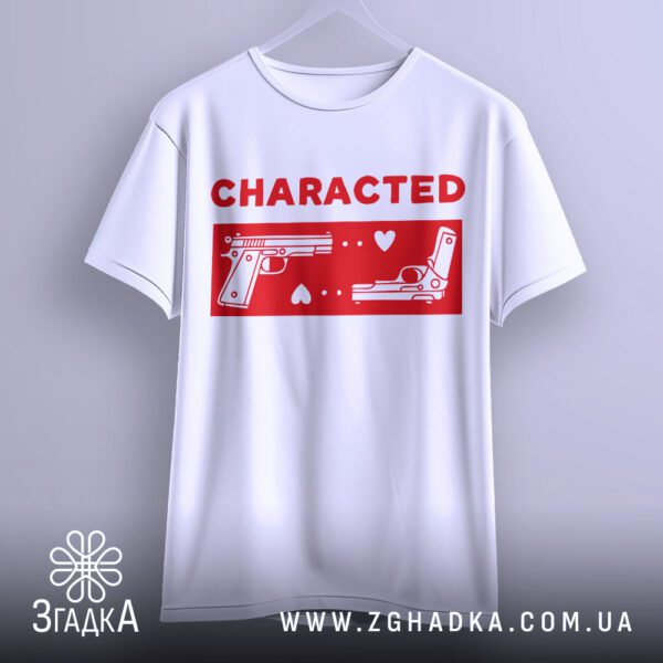 Біла футболка з принтом «Characted» на моделі.