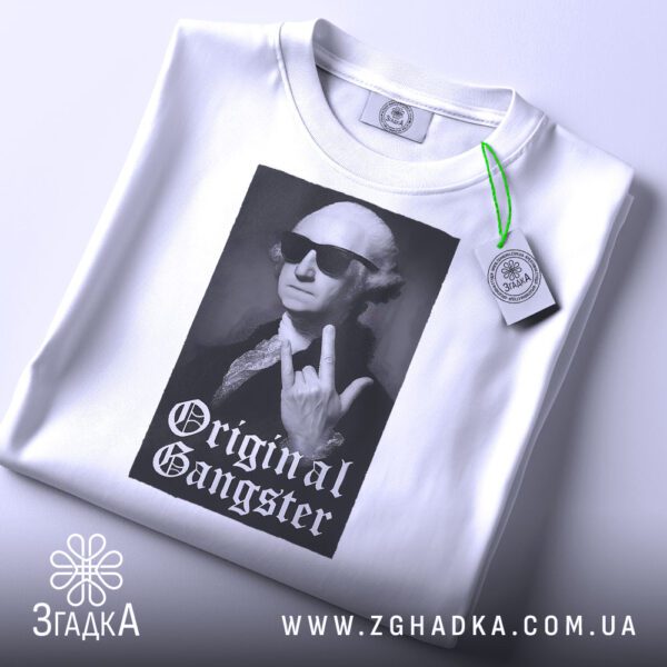 Складена біла футболка з принтом "з написом Gangster" та етикеткою "Згадка".