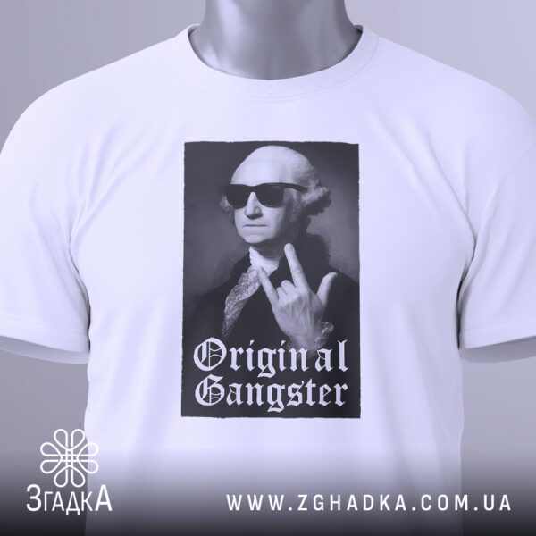 Крупний план принта "з написом Gangster" на білій футболці, що детально показує ілюстрацію.