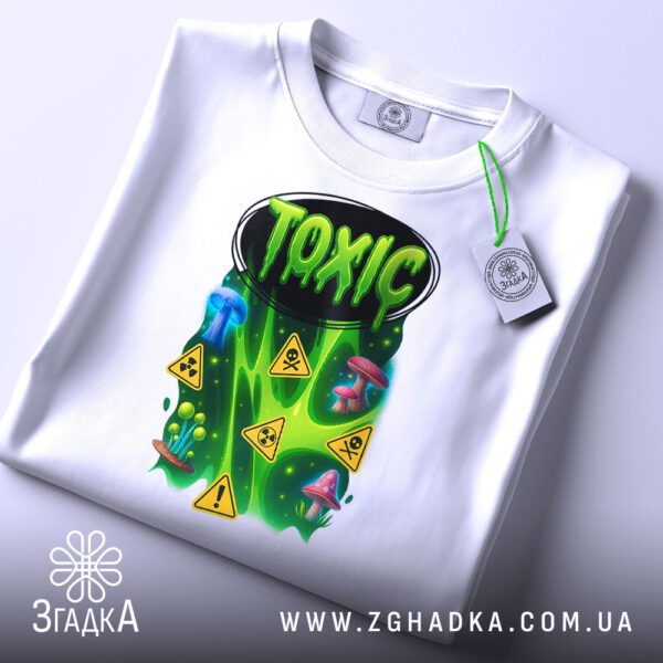 Біла футболка з принтом «Toxic» на манекені.