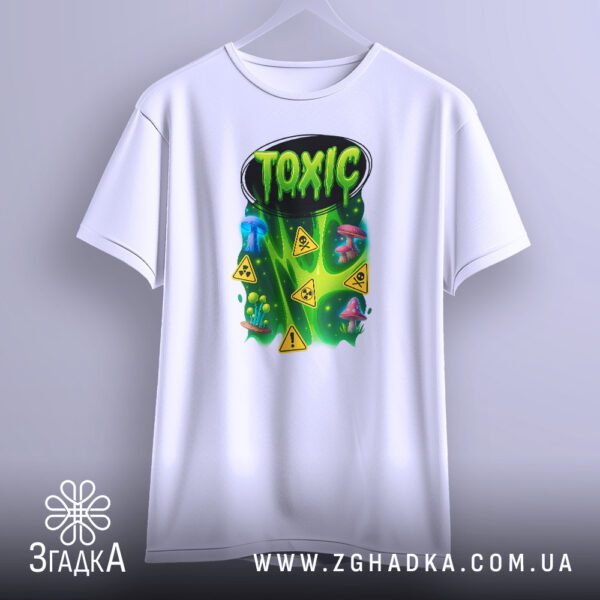 Біла футболка з принтом «Toxic» на моделі.