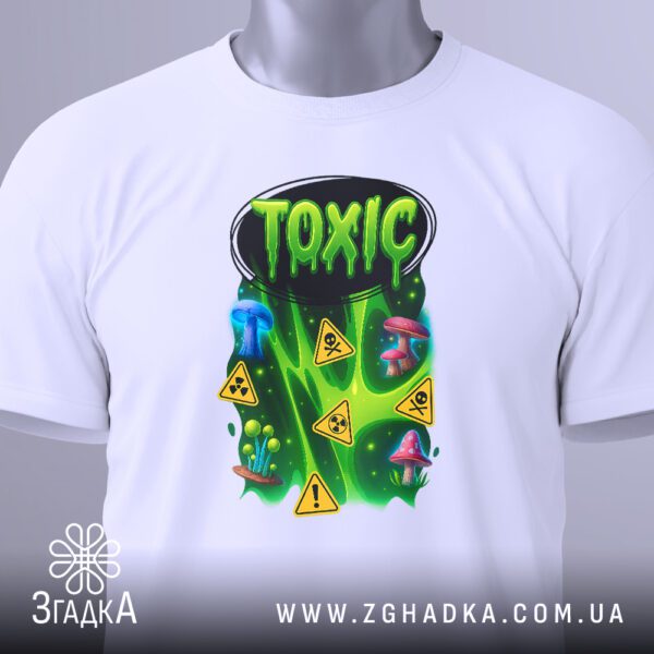 Біла футболка з принтом «Toxic», вид збоку.