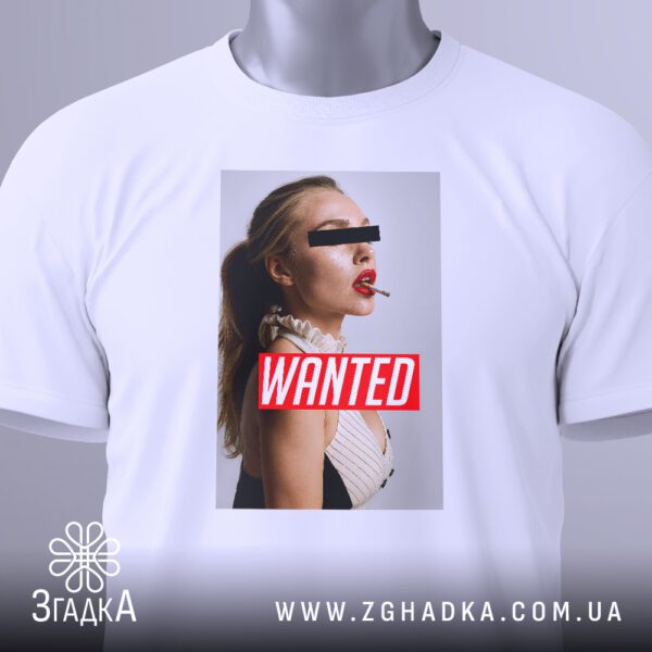 Крупний план принта "з написом Wanted" на білій футболці, що детально показує ілюстрацію.
