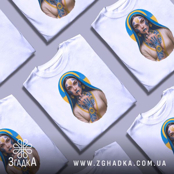 Кілька білих футболок з принтом "жінка з тризубом", складені стопкою або розкладені поруч на світлому фоні.