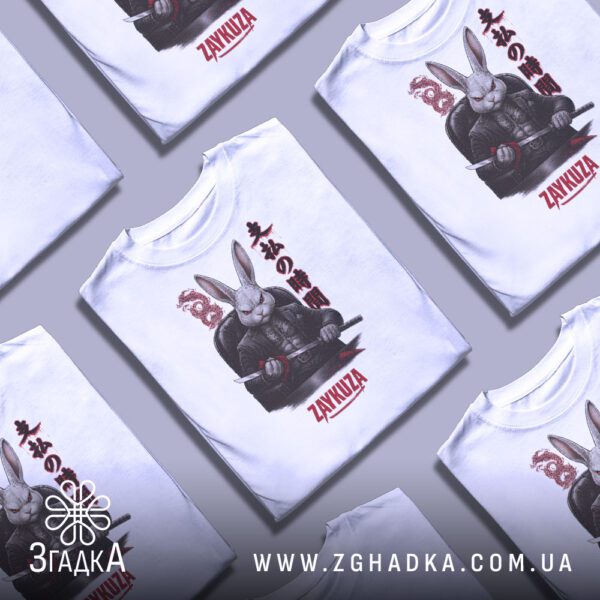 Біла футболка з принтом "злий кролик самурай" на чоловічій моделі.