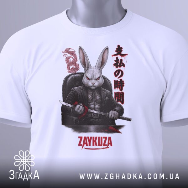 Біла футболка з принтом "злий кролик самурай" на жіночій моделі.