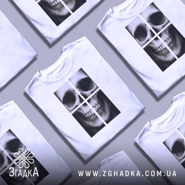 Кілька білих футболок з принтом "зображення черепа арт", складені стопкою або розкладені поруч на світлому фоні.