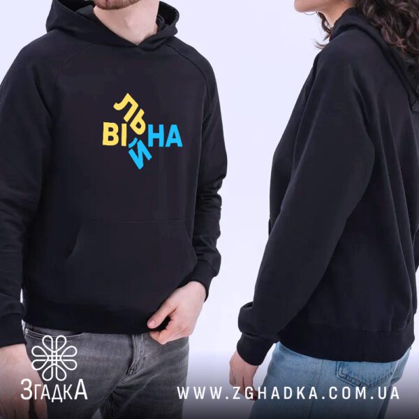 Крупний план принту "стиль свободи України" на чорному худі, що детально показує ілюстрацію.
