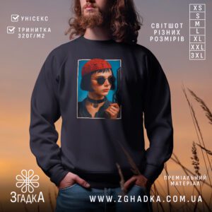 Чорний світшот з графічним принтом у центрі. На принті зображено дівчину в темних окулярах і червоному в’язаному береті, яка тримає пістолет на яскраво-блакитному тлі.