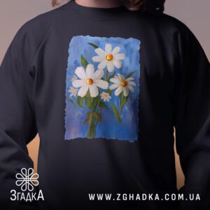 Крупний план принту "ромашки" на чорному світшоті, що детально показує ілюстрацію.