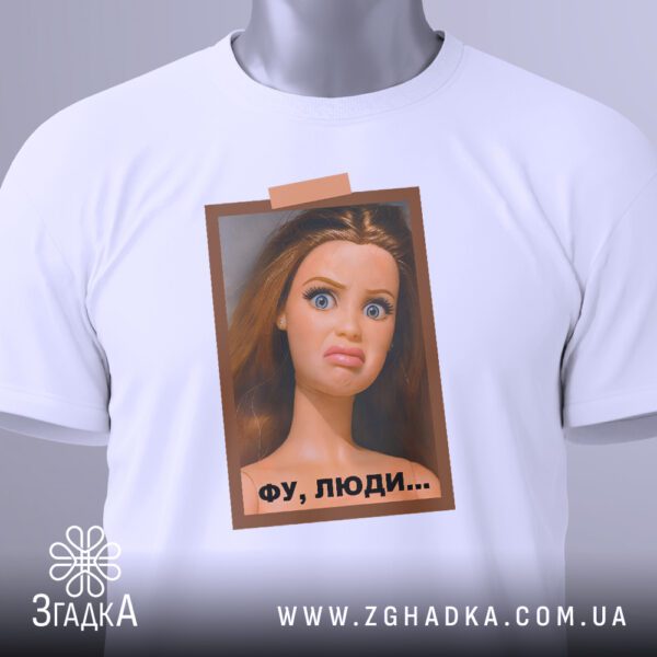 Футболка барбі фу люди білого кольору, на вішаку.
