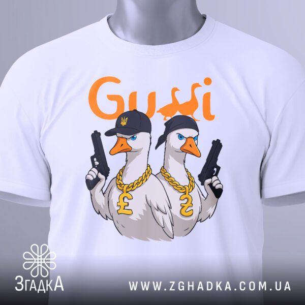 Біла футболка з принтом "Гуси з пістолетами", вигляд зблизька.