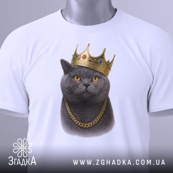 Футболка кіт у короні білого кольору, на вішаку.