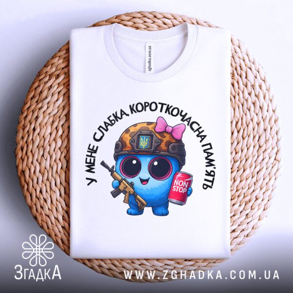 Футболка мультяшний воїн Україна білого кольору, зблизька.