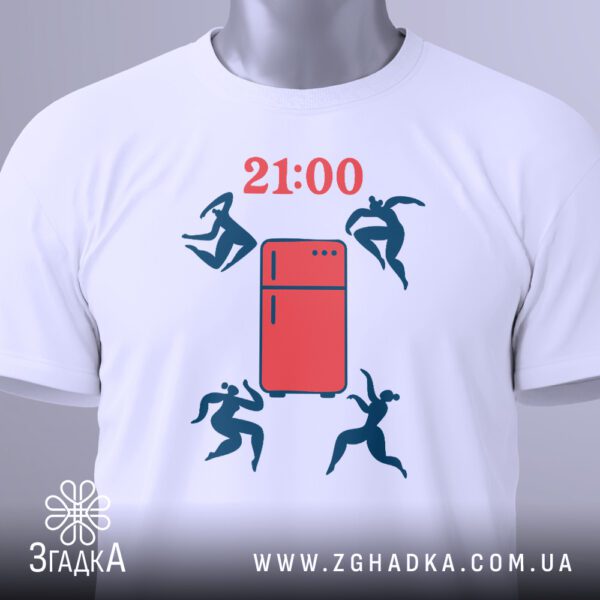 Футболка про нічні набіги – вигляд на манекені, акцент на принт.