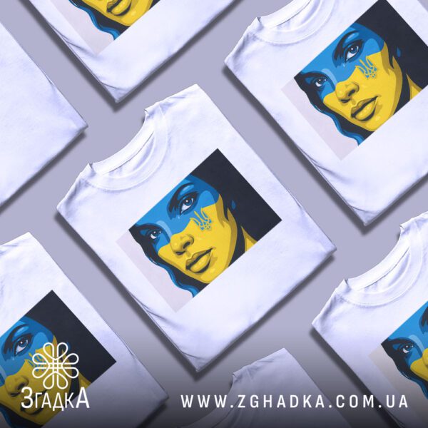 Біла футболка з патріотичним принтом "Українка" на манекені збоку.