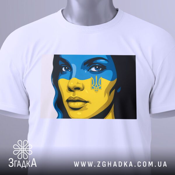 Біла футболка з патріотичним принтом "Українка", вигляд зблизька.