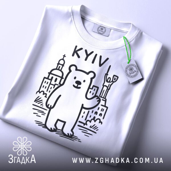 Біла футболка з принтом "Ведмідь місто Київ", вид спереду.
