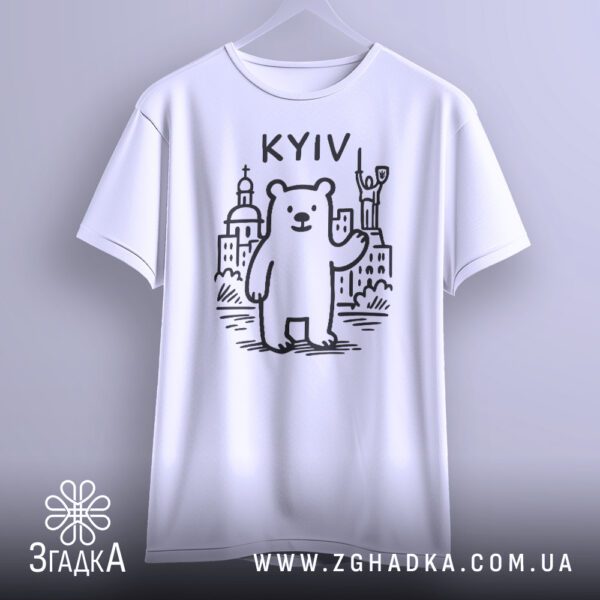 Біла футболка з принтом "Ведмідь місто Київ", крупний план.