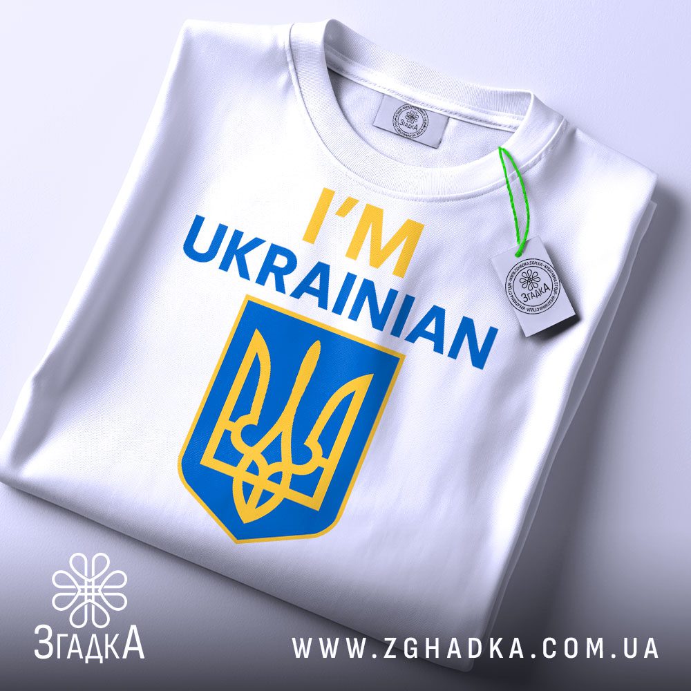 Футболка я українець білого кольору на манекені.