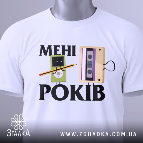 Футболка з касетою ретро на манекені, крупний план принта.
