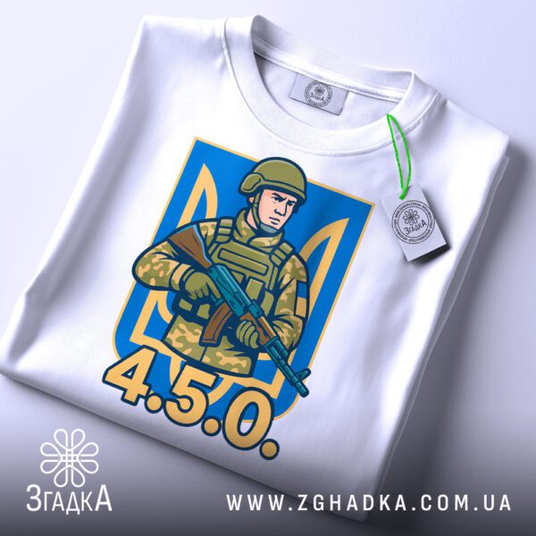 Біла футболка захисник з тризубом з принтом.
