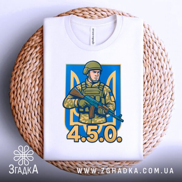 Біла футболка захисник з тризубом з принтом.