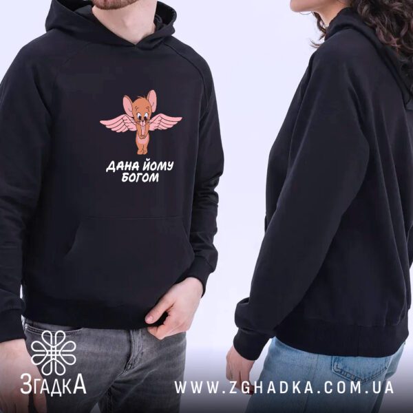 Худі дана йому Богом чорного кольору, зблизька.