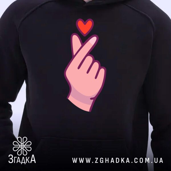Худі finger heart дизайн – чорне худі крупним планом із яскравим сердечком.