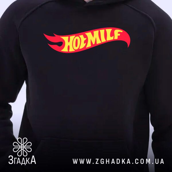 Чорне худі з яскравим принтом "Hot Milf", крупний план.