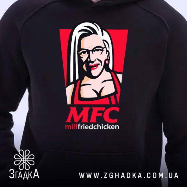 Чорне худі з гумористичним принтом "Пародія на KFC", крупний план.