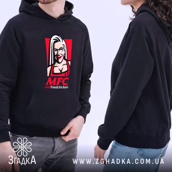 Чорне худі з гумористичним принтом "Пародія на KFC" на манекені.