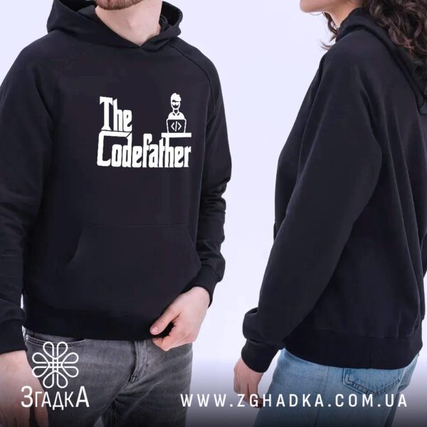 Крупний план принта "The Codefather" на чорному худі.