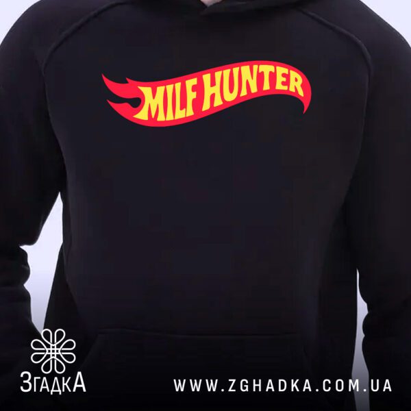 Чорне худі з яскравим принтом "MILF HUNTER", крупний план.