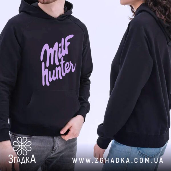 Чорне худі з фіолетовим принтом "Milf Hunter", крупний план.