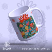 Чашка на новий рік із композицією з ялинкових гілок і прикрас.