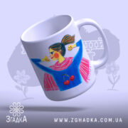 Чашка найкращій кумі подарунок на білому фоні з жіночим персонажем у рожевій накидці.