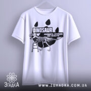 Футболка динозавр без фільтрів, біла, підвішена на вішалці, фон світло-сірий, принт з чорним малюнком динозавра на драбині та текстом.