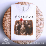 Футболка friends жахи подарунок, біла, складена на плетеному кошику, фон світлий, принт з персонажами жахів та червоним повітряною кулею.